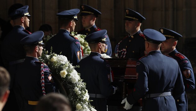 Karel Gott wurde am Samstag in Prag die letzte Ehre erwiesen. (Bild: AP)