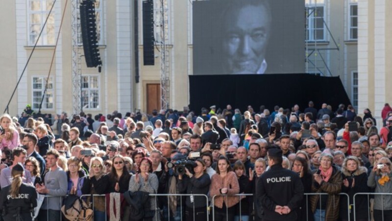 Die Öffentlichkeit konnte die Trauerfeierlichkeiten auf dem Vorplatz über Großbildschirme verfolgen. (Bild: AFP )