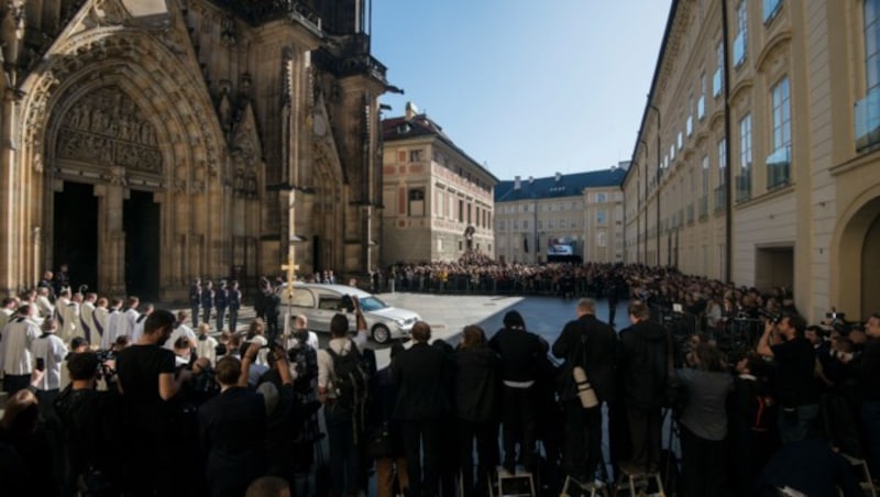 Tausende Menschen waren gekommen, um am Vorplatz des Veitsdoms in Prag Karel Gott die letzte Ehre zu erweisen. (Bild: AFP)