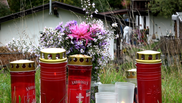 Auch auf der Wiese hinter dem Haus der H.s stehen Kerzen. (Bild: Alexander Bischofberger-Mahr)