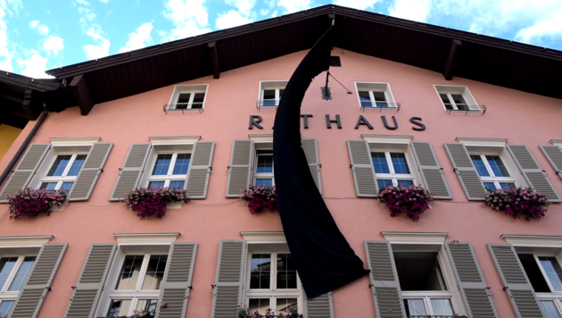 Schwarze Flagge am Rathaus in Kitzbühel. (Bild: Alexander Bischofberger-Mahr)