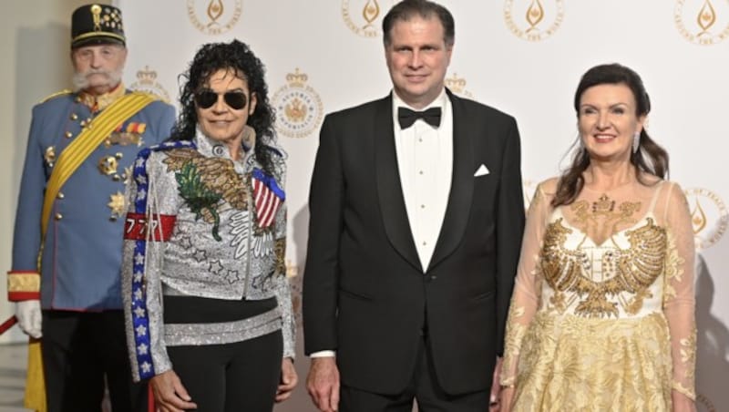 Künstlerin Peggy Wolf als Michael Jackson-Doppelgänger, Sandor Habsburg-Lothringen und Herta Margarete Habsburg-Lothringen (v.l.n.r.) (Bild: APA/HERBERT NEUBAUER)