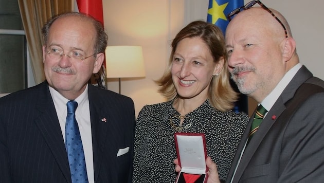 Dieter Grohmann (re.) mit Botschafterin Elisabeth Kornfeind und Laudator Wolfgang Bandion (Bild: Werner Grohmann)