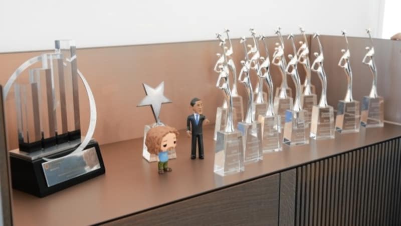 Award an Award und ein Mini-Obama - mit dessen Agentur kooperierte der Youngster damals. (Bild: Reinhard Holl)