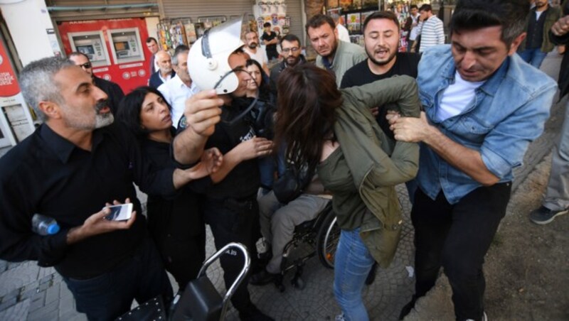 In Istanbul wurden während einer Kundgebung pro-kurdische Aktivisten verhaftet. (Bild: AP)