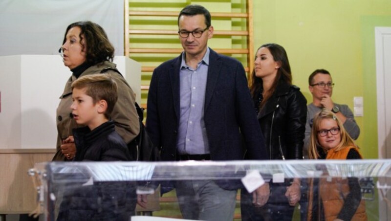 Premier Mateusz Morawiecki mit seiner Familie bei der Stimmabgabe (Bild: AFP)