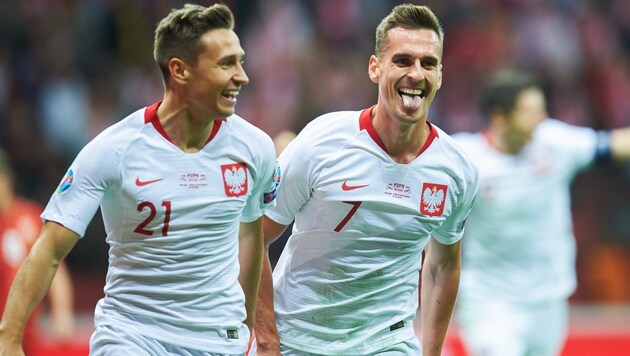 Arkadiusz Milik und Przemyslaw Frankowski freuen sich über den polnischen 2:0-Sieg! (Bild: AFP)