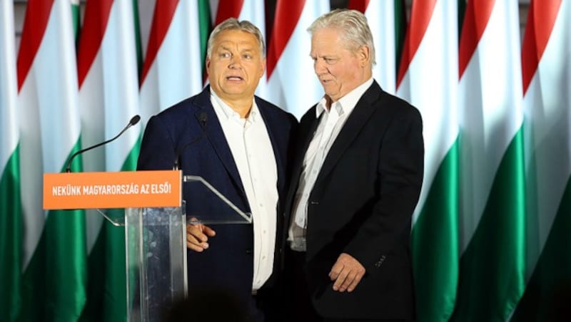 Der bisherige Budapester Bürgermeister Istvan Tarlos (re.) mit Ministerpräsident Viktor Orban (Bild: AFP/Ferenc Isza)