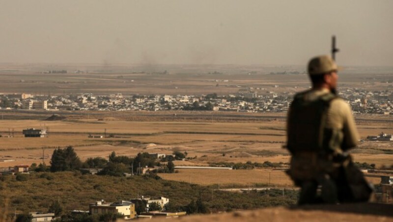 Ein türkischer Soldat an der Grenze zu Syrien (Bild: AP)