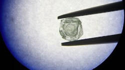 Der „Matroschka“-Diamant unter dem Mikroskop (Bild: Alrosa)