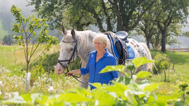 Karin Klein mit Wallach „Riptide“: Die Tierfreundin rettete das ehemalige Polopferd und gab ihm am Jellenkogel ein neues Zuhause. (Bild: Hronek Eveline)