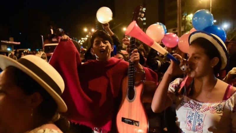 Indigene feierten in der Hauptstadt Quito die Rücknahme des umstrittenen Treibstoff-Dekrets. (Bild: AFP/Rodrigo Buendia)