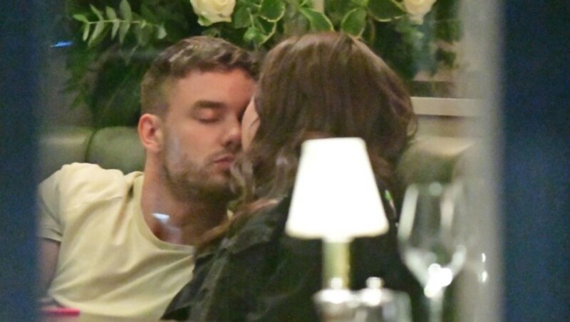 Liam Payne wird von Freundin Maya Hendry in einem Restaurant abgebusselt. (Bild: www.PPS.at)