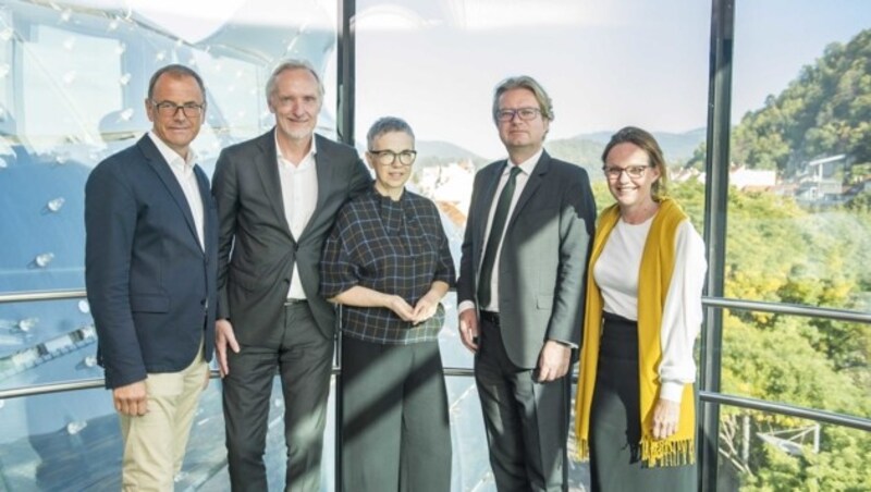 Die Chefitäten rund um das Kunsthaus Graz: Wolfgang Muchitsch (Universalmuseum Joanneum), Kulturstadtrat Günter Riegler, Ex-Leiterin Barbara Steiner, Kulturlandesrat Christopher Drexler und Alexia Getzinger (Joanneum, v. li.)
 (Bild: Foto Fischer)