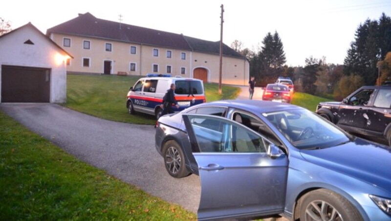 Einsatzkräfte vor der Asylwerberunterkunft (Bild: APA/LAUMAT.AT / MARIO KIENBERGER)