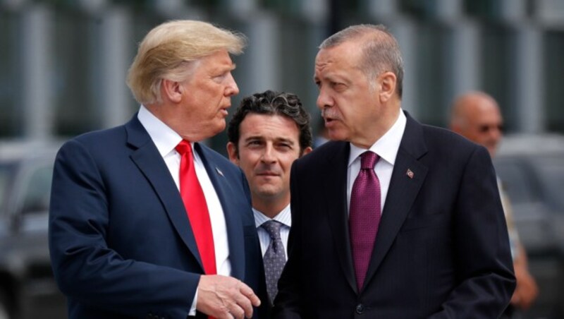 US-Präsident Donald Trump fordert von seinem türkischen Amtskollegen Recep Tayyip Erdogan eine sofortige Waffenruhe in Nordsyrien. Ob die jüngst angekündigten Sanktionen ihre intendierte Wirkung entfalten, bleibt abzuwarten. (Bild: AP)