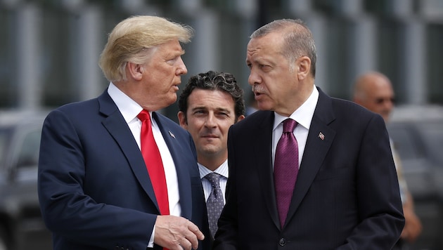 US-Präsident Donald Trump fordert von seinem türkischen Amtskollegen Recep Tayyip Erdogan eine sofortige Waffenruhe in Nordsyrien. Ob die jüngst angekündigten Sanktionen ihre intendierte Wirkung entfalten, bleibt abzuwarten. (Bild: AP)