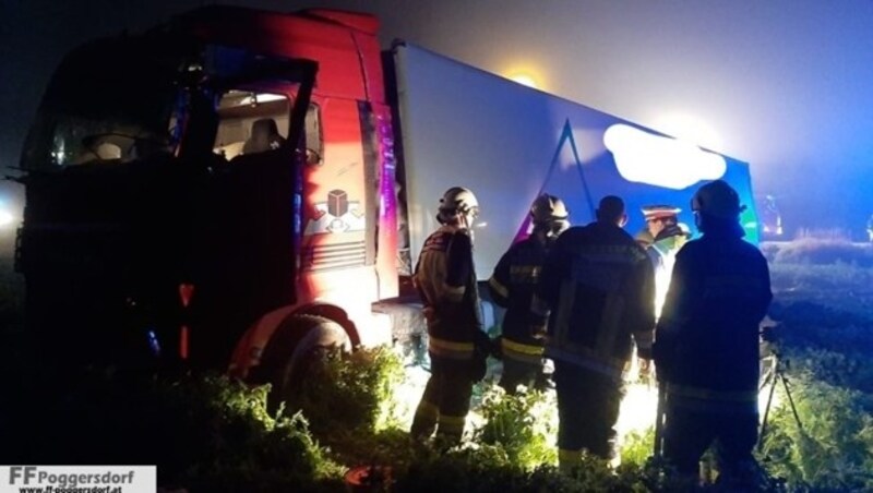 Die austretenden Betriebsmittel wurden von der Feuerwehr gebunden. (Bild: FF Poggersdorf)