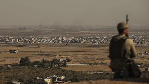 Ein Soldat an der türkisch-syrischen Grenze (Bild: AP)