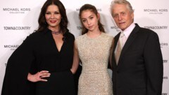 Catherine Zeta-Jones und Michael Douglas mit Tochter Carys (Bild: 2018 Getty Images)