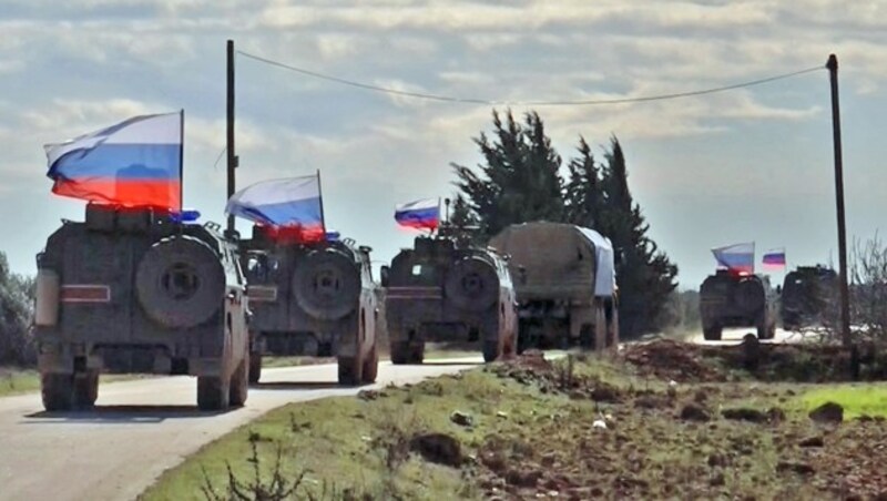 Russische Armeefahrzeuge in der syrischen Region Manbidsch (Archivbild Jänner 2019) (Bild: APA/AFP/AFPTV)