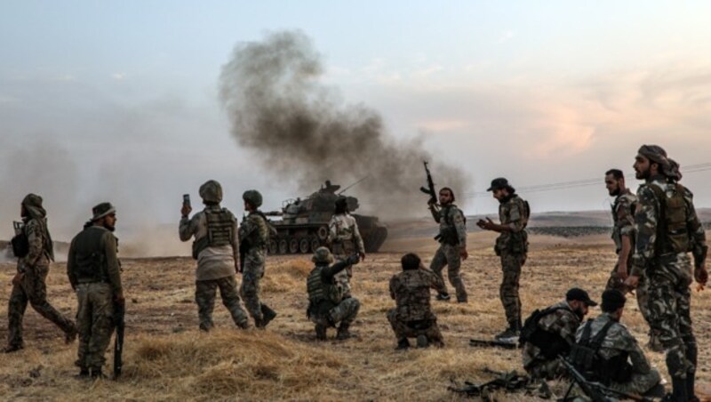 14. Oktober 2019: Die türkische Armee macht sich mit alliierten syrischen Kämpfern in Manbidsch breit. (Bild: APA/AFP/ZEIN AL RIFAI)