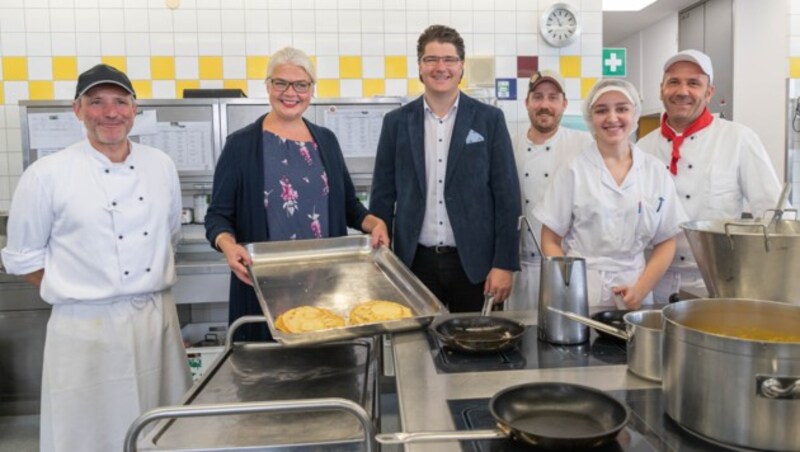 Die Küchenteams der Seniorenwohnhäuser leisten einen wertvollen Beitrag für weniger Lebensmittelabfall und damit zum Klimaschutz. In der Mitte Sozialstadträtin Anja Hagenauer (SPÖ) und Amtsleiter der Senioreneinrichtungen Christoph Baumgärtner. (Bild: Stadt Salzburg / Alexander Killer)