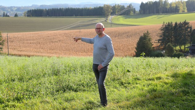 Jürgen Hutsteiner verliert wertvolles Ackerland durch die Westspange. (Bild: FOTOKERSCHI.AT)