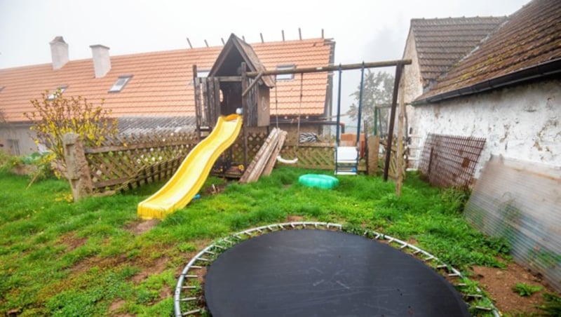 Totenstille: Ein verlassener Kinderspielplatz hinterm Haus ... (Bild: Imre Antal)