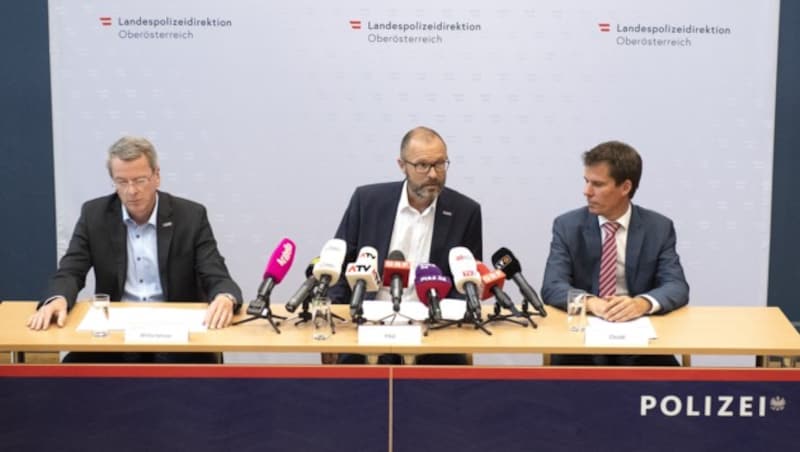 LKA-Leiter Gottfried Mitterlehner, Landespolizeidirektor Andreas Pilsl, Staatsanwalt Philip Christl (v.l.n.r.) während der Pressekonferenz nach den Messerattacken in Wullowitz (Bild: APA/EXPA/REINHARD EISENBAUER)