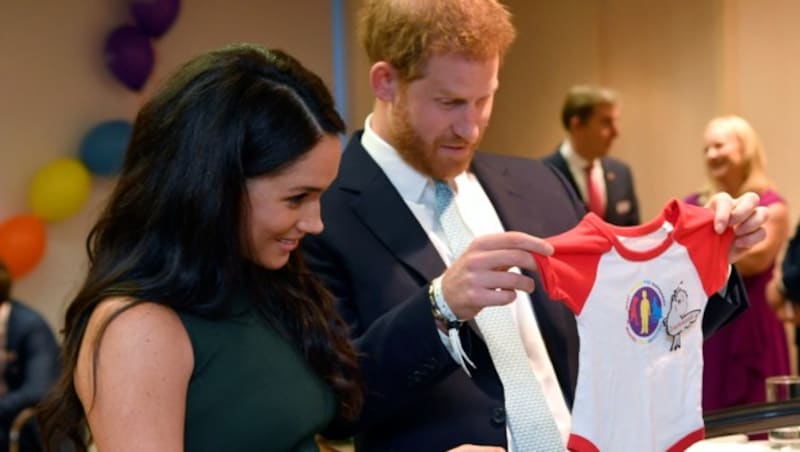 Herzogin Meghan und Prinz Harry freuen sich über ein Geschenk für Baby Archie. (Bild: AFP)