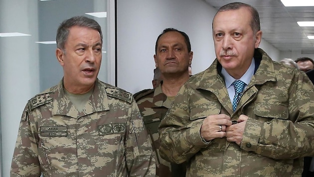 Präsident Erdogan mit seinem Verteidigungsminister Hulusi Akar (Bild: APA/AFP/TURKISH PRESIDENTIAL PRESS SERVICE/Handout)