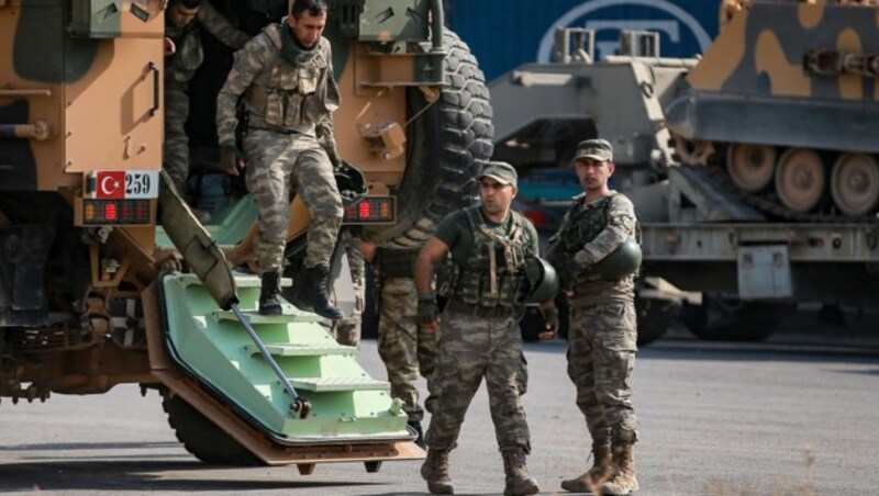 Türkische Soldaten bei ihren Einsatzvorbereitungen (Bild: AP)