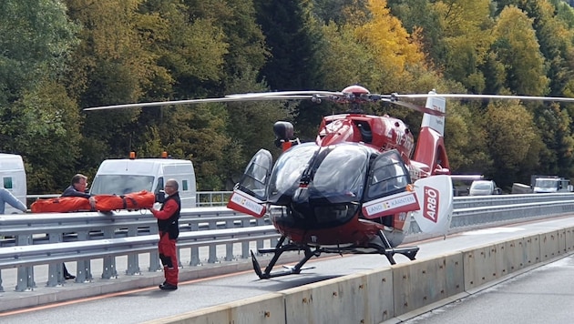 Der Arbeiter wurde ins Klinikum Klagenfurt geflogen. (Bild: ARA Flugrettung)