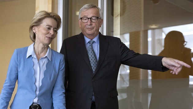 Jean-Claude Juncker kann am 1. November noch nicht an Ursula von der Leyen übergeben. (Bild: AP)