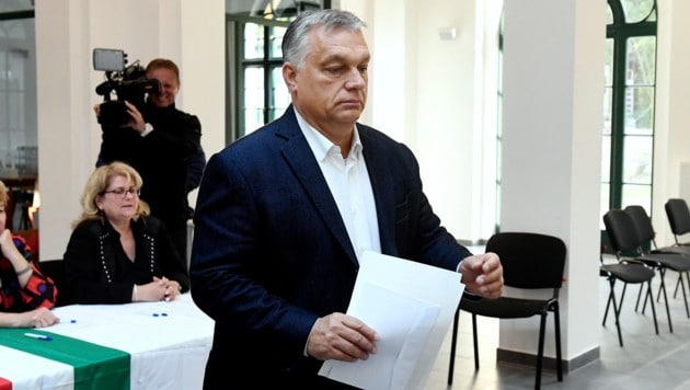 Ministerpräsident Viktor Orban bei der Stimmabgabe in Budapest, wo bald kein Fidesz-Bürgermeister mehr im Amt sein wird (Bild: AP)