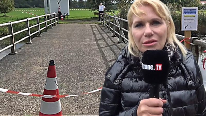 „Krone“-Redakteurin Martina Prewein auf Spurensuche in Ruinerwold (Bild: krone.tv, krone.at-Grafik)