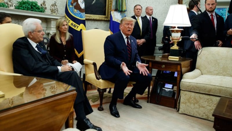 Trump bei einem Treffen mit Italiens Präsident Sergio Mattarella (links) im Oval Office des Weißen Hauses (Bild: Associated Press)