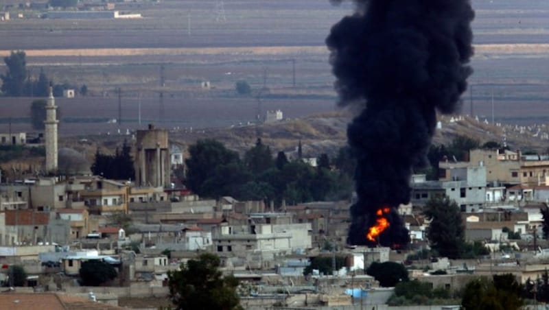 Die türkischen Luftangriffe auf die Grenzstadt Ras al-Ain gehen weiter. (Bild: AP)