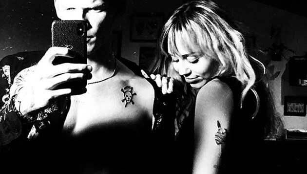 Auf Instagram präsentierten Cody Simpson und Miley Cyrus ihre Liebes-Tattoos. (Bild: instagram.com/mileycyrus)