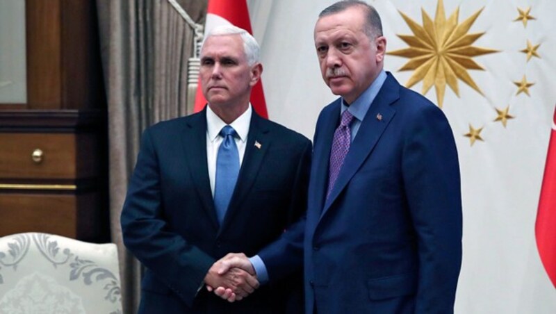 Ernste Themen gab es für US-Vizepräsident Mike Pence und den türkischen Staatschef Recep Tayyip Erdogan zu besprechen. Dementsprechend ernst waren auch ihre Mienen beim gemeinsamen Foto. (Bild: AP)