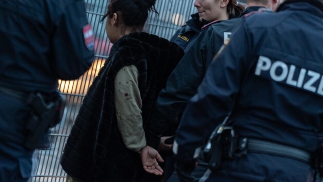 Die Pflegerin (22) bei ihrer Festnahme nach dem Messerangriff (Bild: FOTOKERSCHI.AT/KERSCHBAUMMAYR)