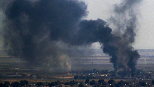 Rauchsäule über der syrischen Grenzstadt Ras al-Ain (Bild: AP)