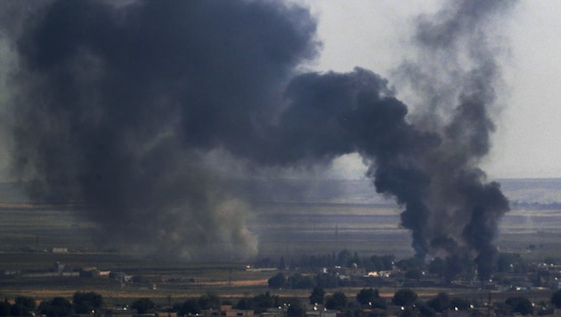Rauchsäule über der syrischen Grenzstadt Ras al-Ain (Bild: AP)
