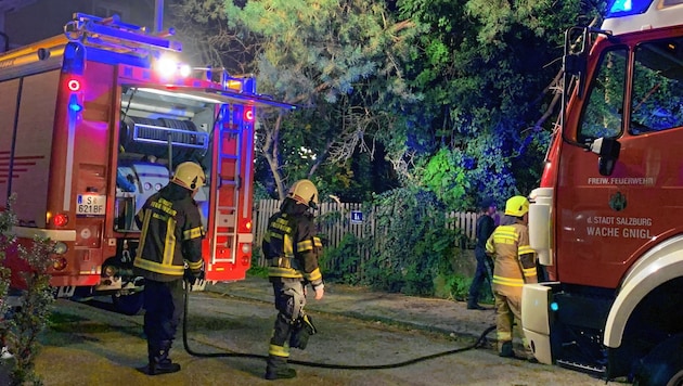 In Salzburg-Maxglan ist beim Brand eines Einfamilienhauses am Donnerstagabend ein Mann gestorben. (Bild: Markus Tschepp)