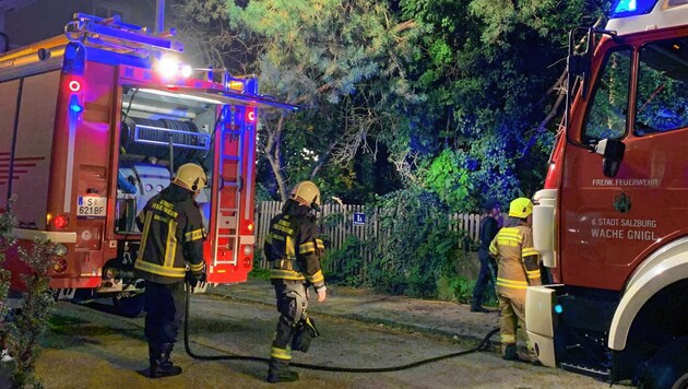 In Salzburg-Maxglan ist beim Brand eines Einfamilienhauses am Donnerstagabend ein Mann gestorben. (Bild: Markus Tschepp)