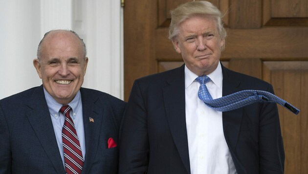 Rudy Giuliani mit dem ehemaligen US-Präsidenten Donald Trump (Bild: APA/AFP/Don EMMERT)