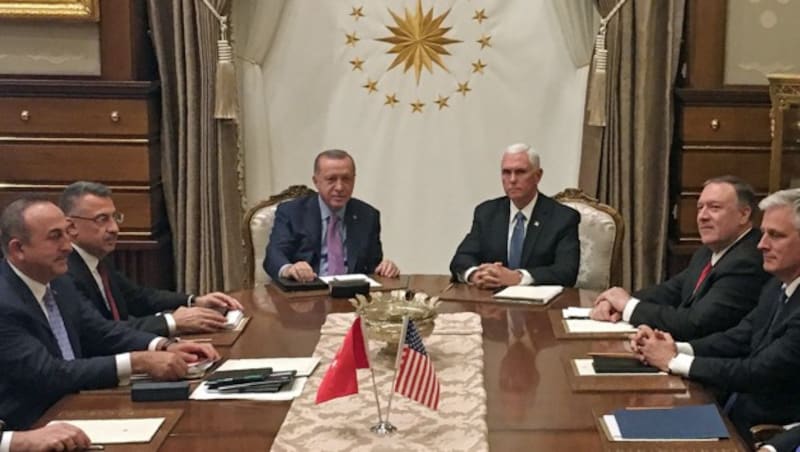 Links die türkische Verhandlungsseite (Außenminister Mevlüt Cavusoglu, Vizepräsident Fuat Oktay, Präsident Recep Tayyip Erdogan), rechts die US-Delegation (Vizepräsident Mike Pence, Außenminister Mike Pompeo) (Bild: APA/AFP/POOL/SHAUN TANDON)