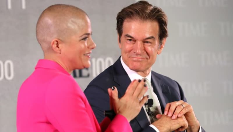 Selma Blair und Dr. Mehmet Oz (Bild: 2019 Getty Images)