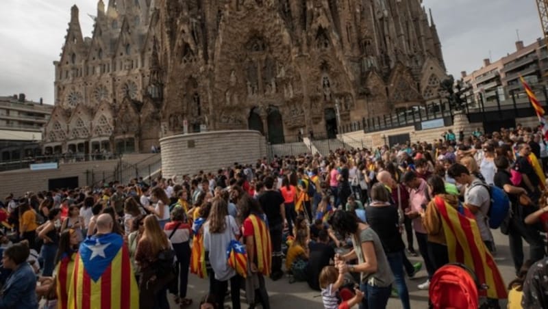 Demonstranten vor der Sagrada Familia (Bild: AP)